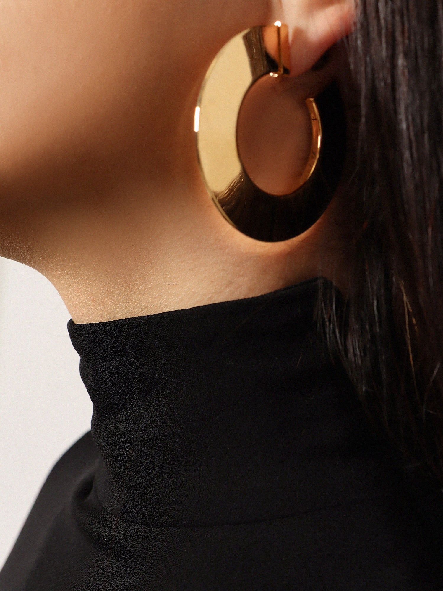 Alaïa Blade Hoop S Earrings With Logo Detail