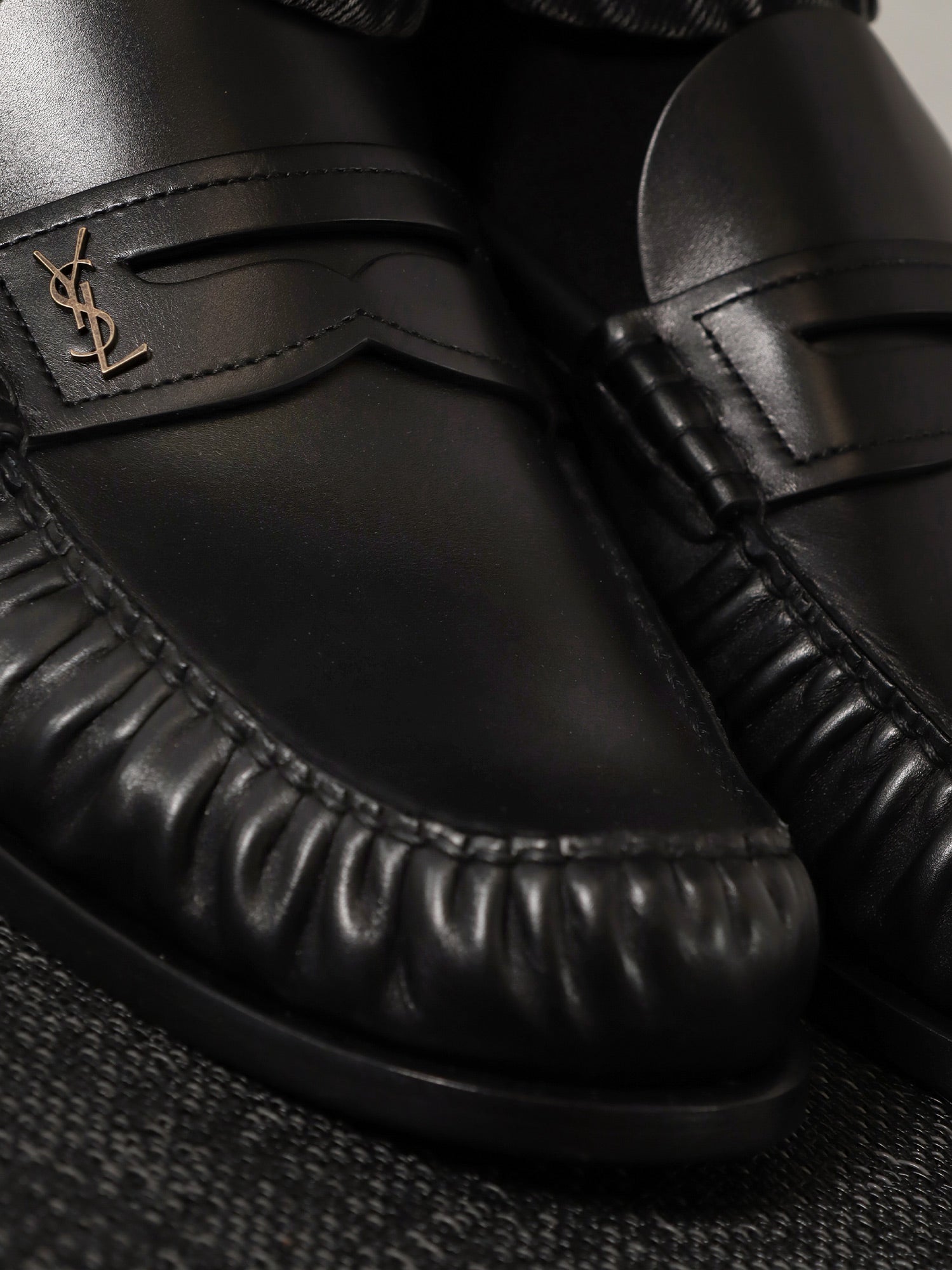 Saint Laurent Laurent 05 Leather Loafers