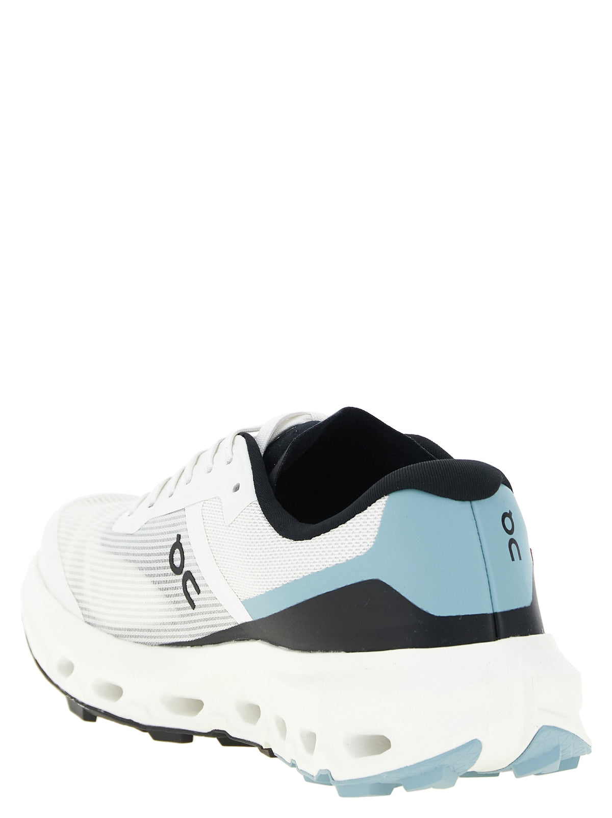 On 'Cloudvista 3' Sneakers