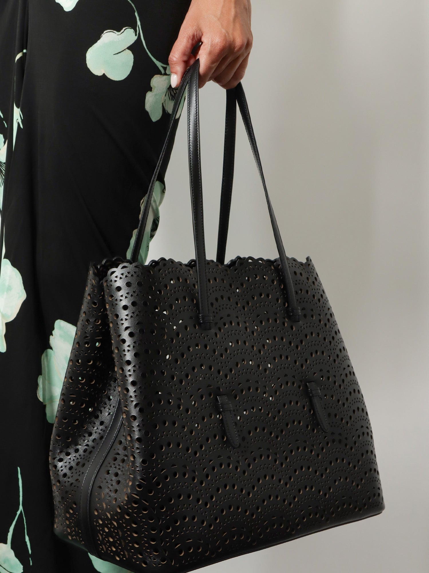 Alaïa Mina 37 Leather Shoulder Bag With Vienne Motif
