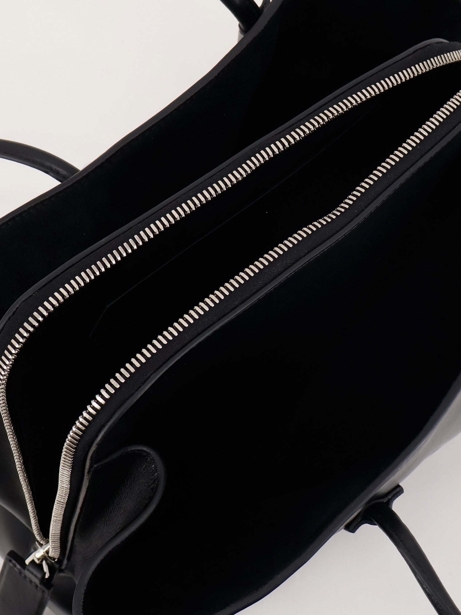 The Attico La Passeggiata Medium Leather Shoulder Bag