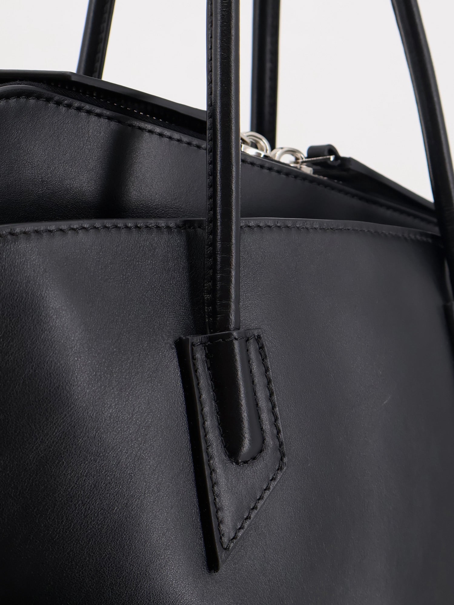The Attico La Passeggiata Medium Leather Shoulder Bag