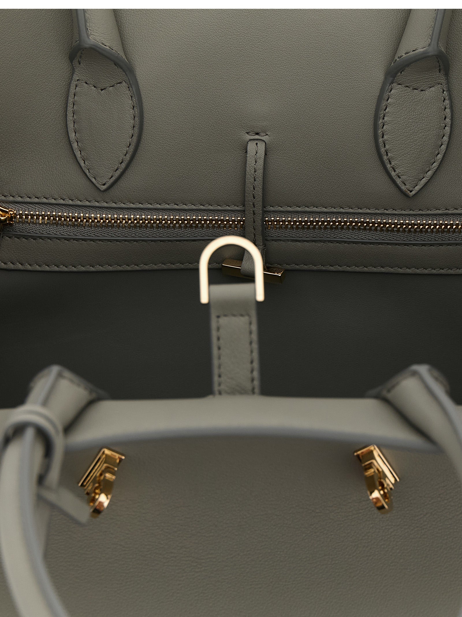 Ferragamo 'Hug (M)' Handbag