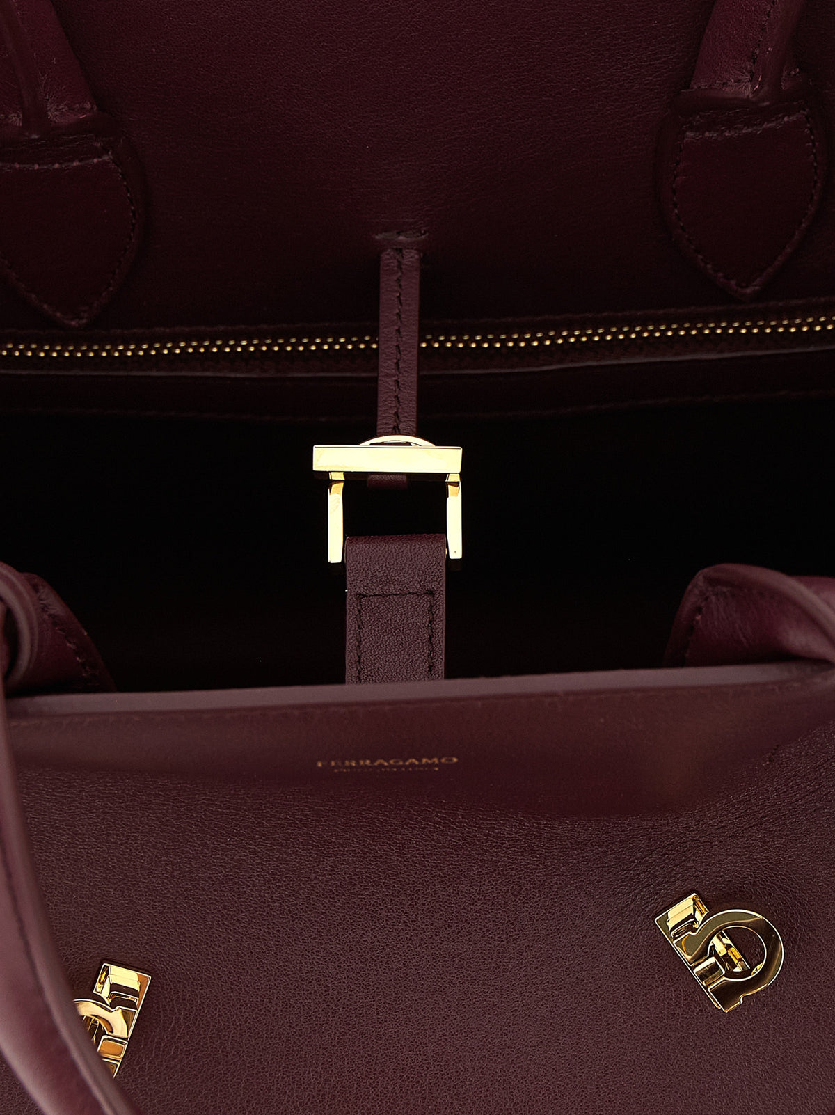 Ferragamo 'Hug (M)' Handbag