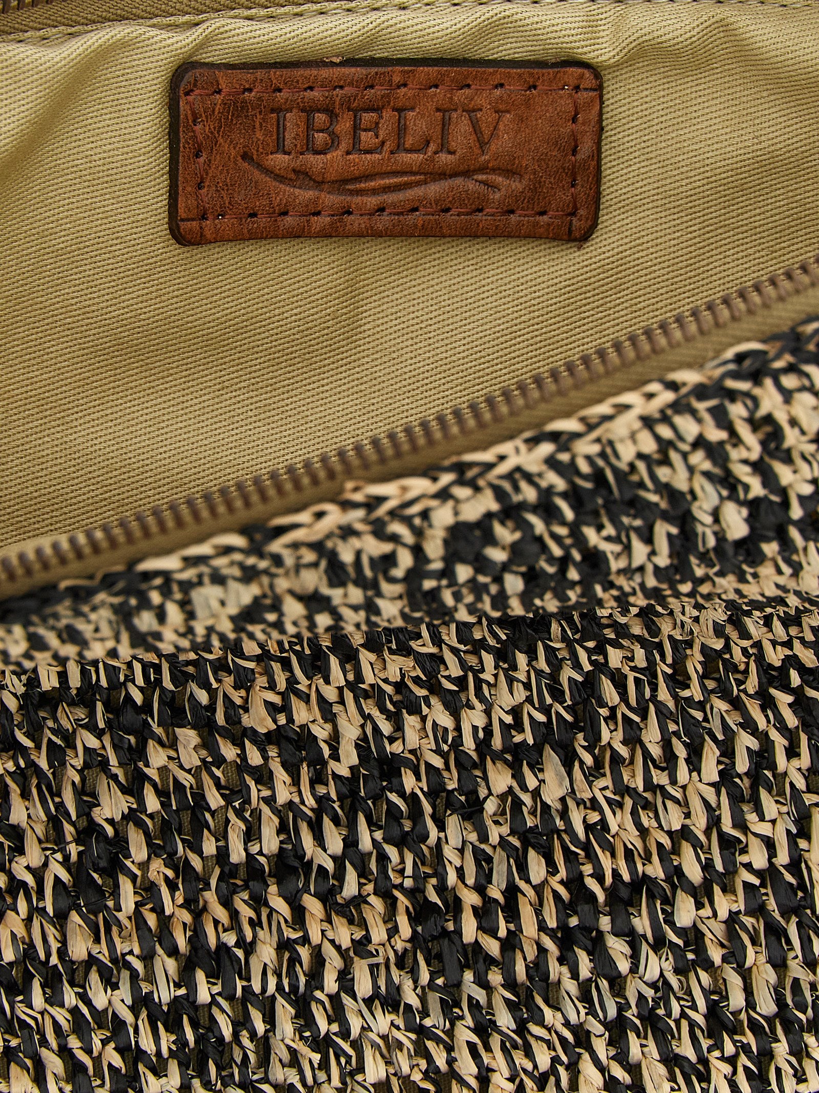 Ibeliv 'Ampy' Clutch