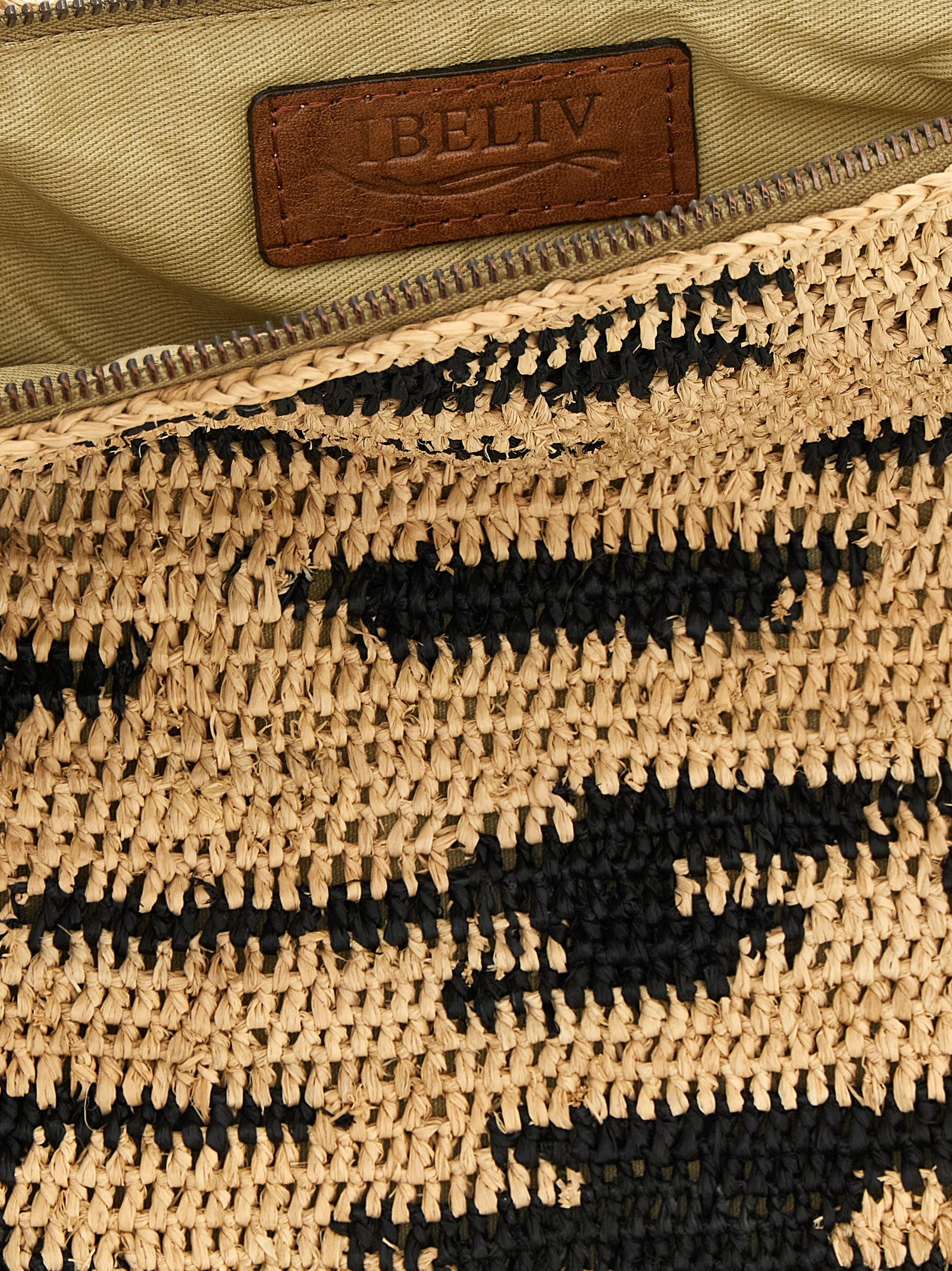 Ibeliv 'Ampy' Clutch